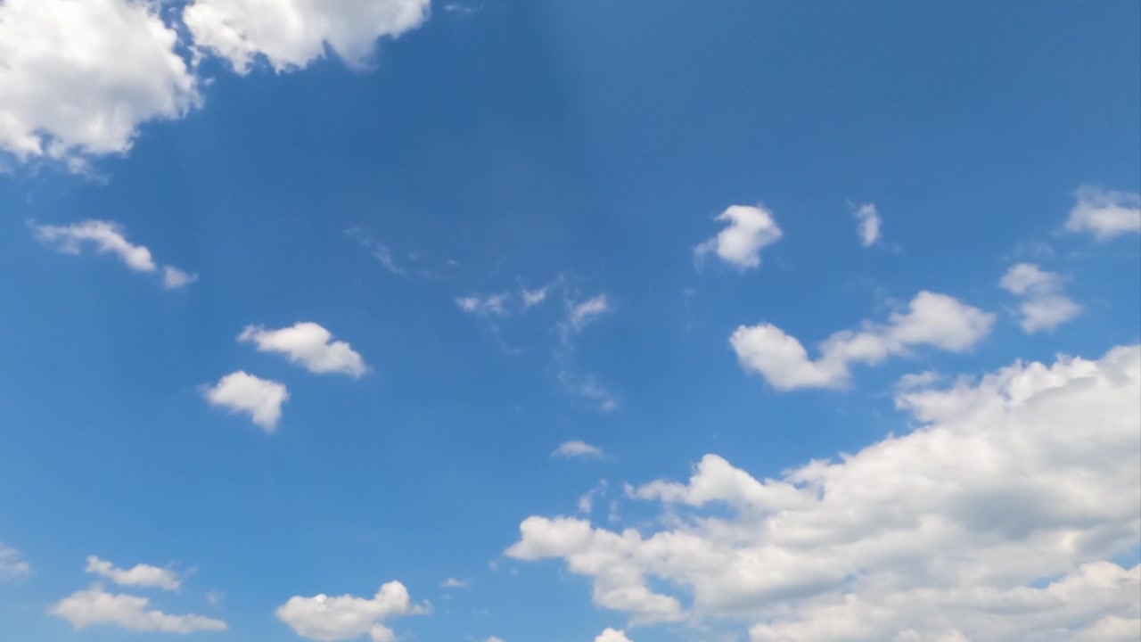 詳情圖-朵朵柔軟輕盈的棉花云在藍(lán)色的天空中變換著形狀。明亮的陽光下的白云。間隔拍攝。
