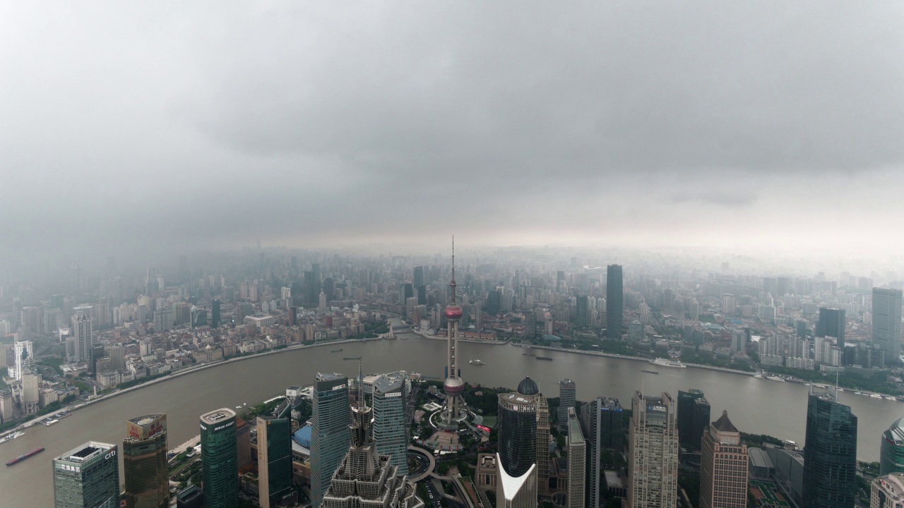 下雨天的上海，上海环球金融中心100层的高角度视角，4k延时镜头，乌云笼罩着整个城市。