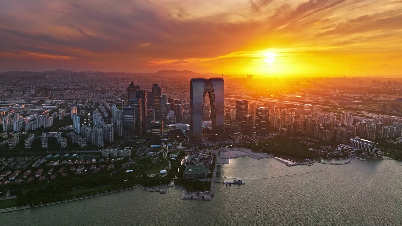俯瞰日落时分的苏州城市天际线和现代建筑