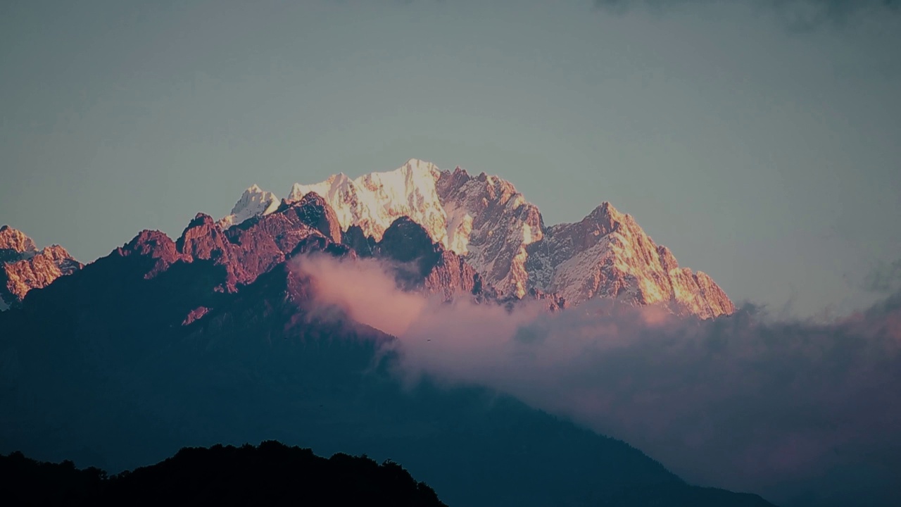 玉龙雪山日出