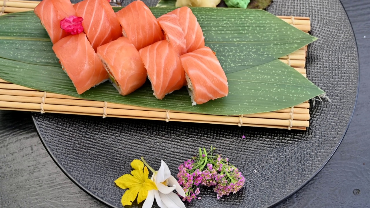 费城一家日本餐厅的寿司卷，特写