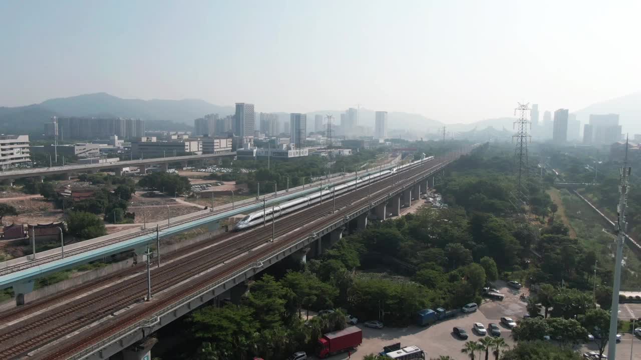 高铁黎明时开出