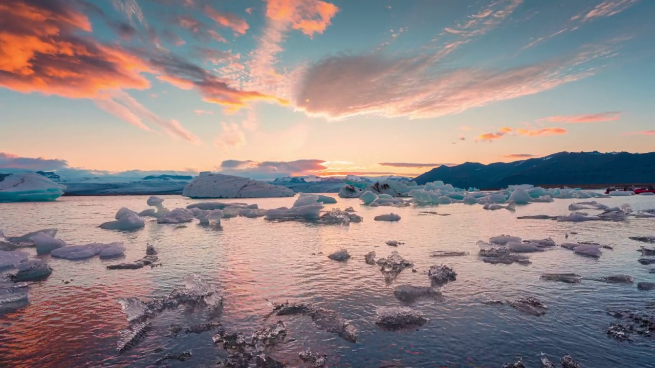 美丽的日落JÃ¶kulsÃ × rlÃ³n冰川河泻湖，冰山漂浮在冰岛大西洋上的VatnajÃ¶kull国家公园的南部