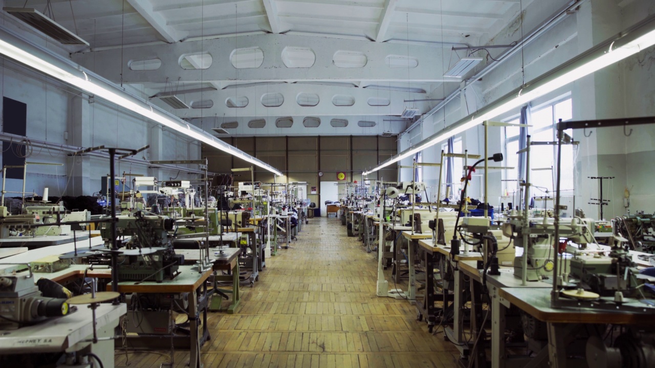 詳情圖-服裝廠的燈正在亮著。蘇聯(lián)老工廠?？p紉機(jī)。