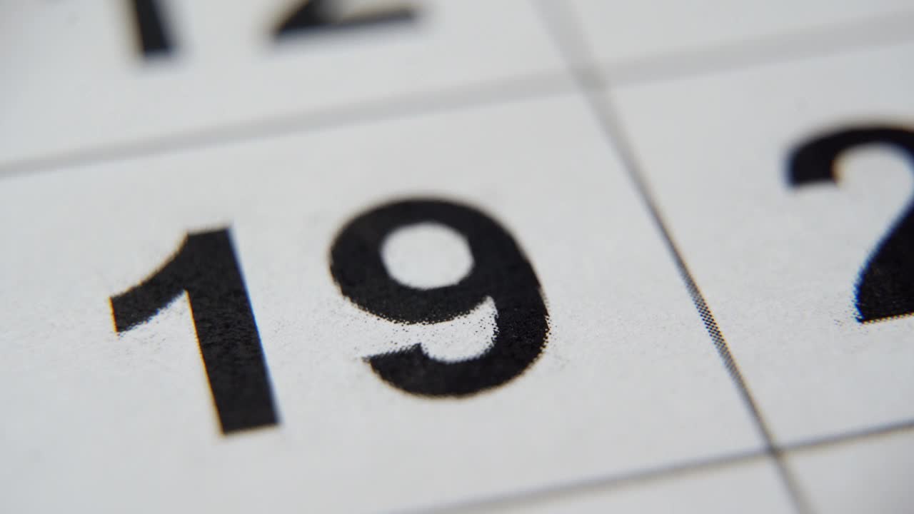 日历上的第19天被圈出来了。用红色记号笔在纸日历上标出的第19天。日历上一个非常重要的日子。
