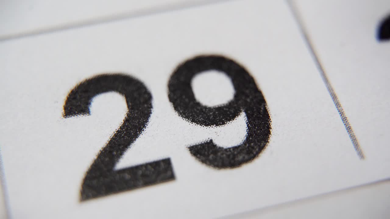 这个月的日历29日被圈出来了。用红色记号笔在纸日历上标出一个月的第二十九。日历上一个非常重要的日子。