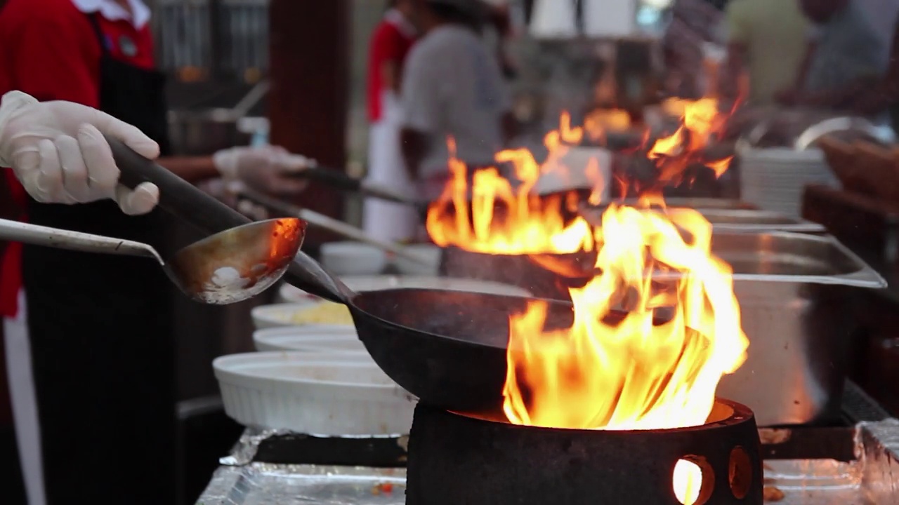 厨师团队在户外厨房为酒店客人烹饪