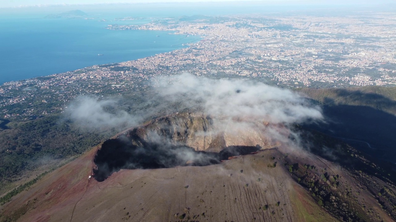 维苏威火山的鸟瞰图，火山口内的火山地形在山顶-全景那不勒斯从上面，意大利，欧洲。史诗。无人机视频4 k。在火山云。维苏威火山。