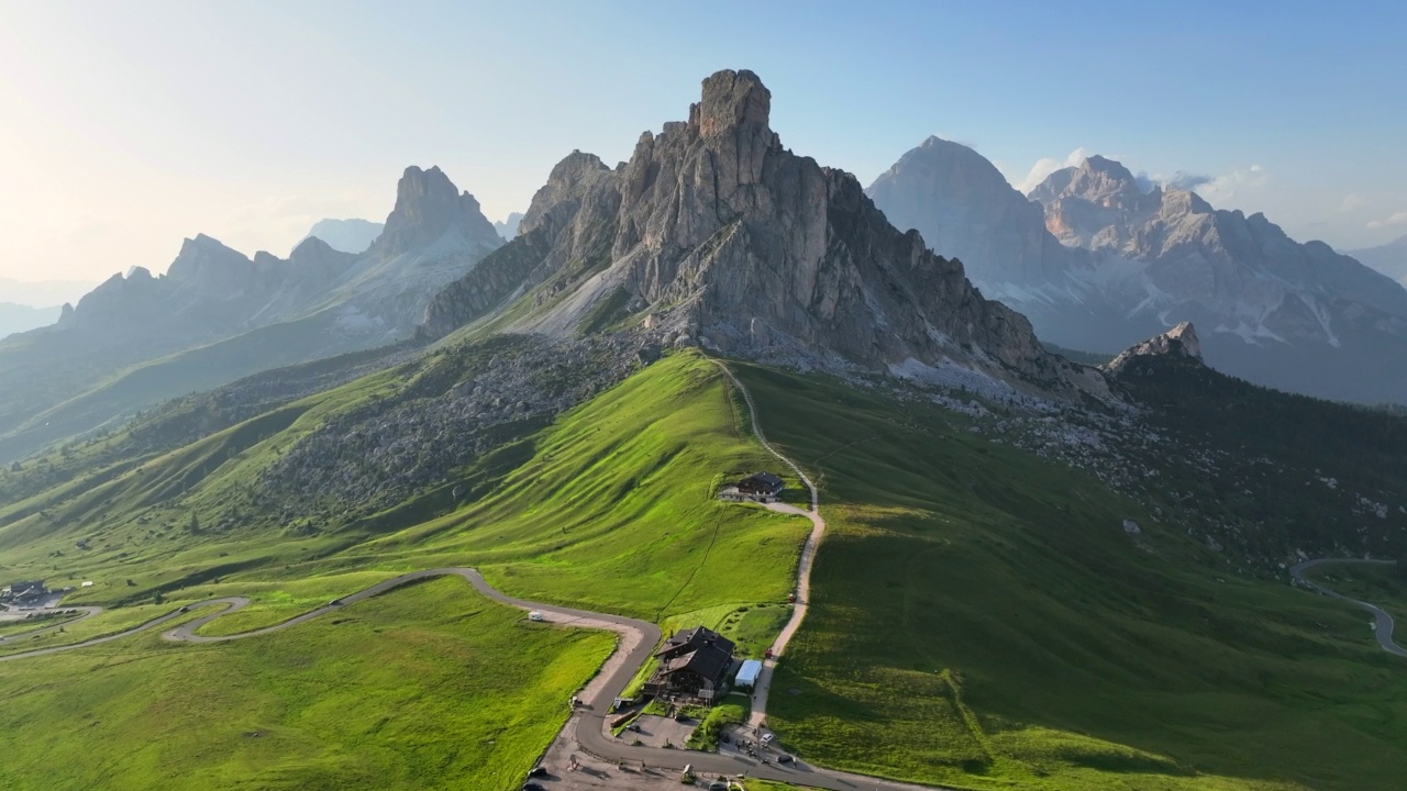 詳情圖-全景無人機飛行視頻徒步旅行者在青山上與美麗的日落場景夏季白云石阿爾卑斯山脈景觀。美麗的橋山口-,2236米的山口，位于意大利貝盧諾省