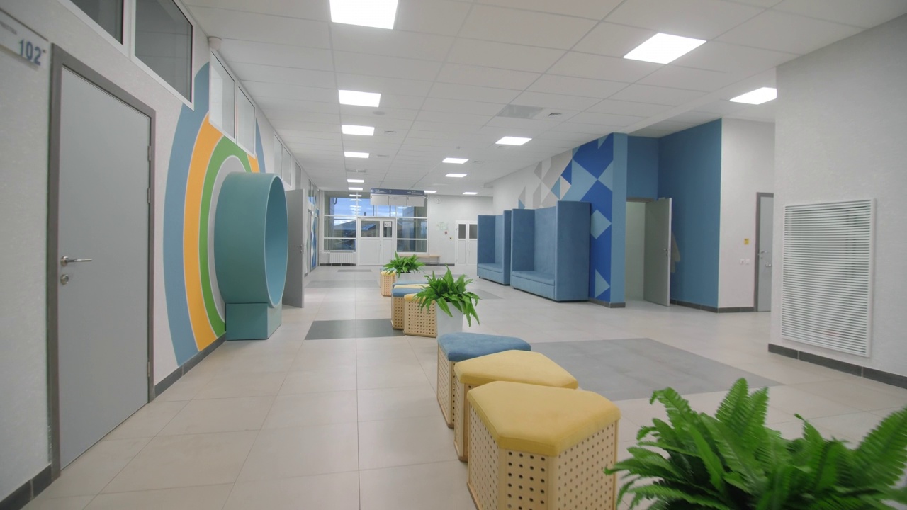 幼儿园空旷走廊里柔软的坐垫和室内植物