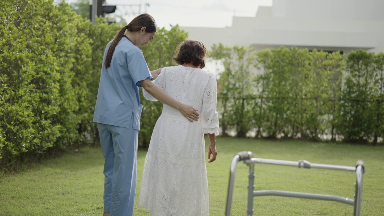 照顾老年妇女病人的女性物理治疗师或照顾者或护士，帮助和支持在疗养院或医院治疗后的康复期间练习无拐杖行走。医疗退休保险
