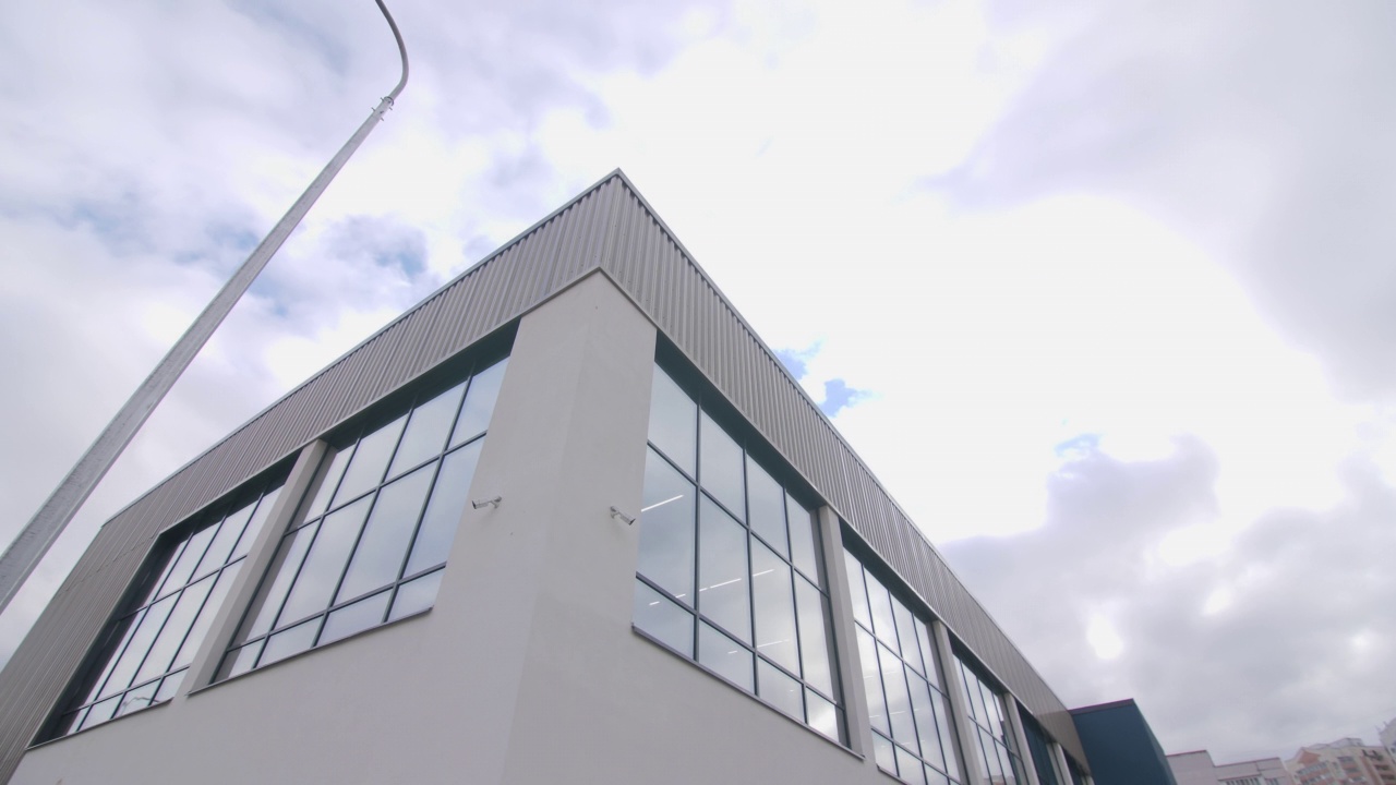 城市街道上重建的体育学校建筑周围的运动