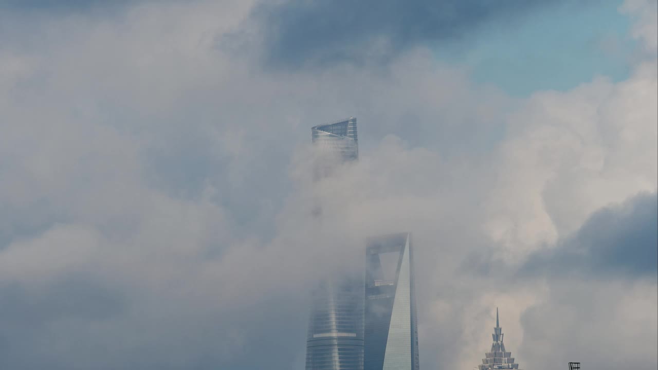 上海中心和上海环球金融中心与移动的白云背景在上午，4k延时镜头。