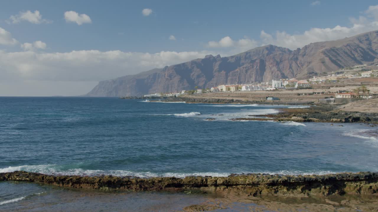 位于圣地亚哥港的火山海滩，背景是Los Gigantes悬崖，Tenerife, Santiago del Teide
