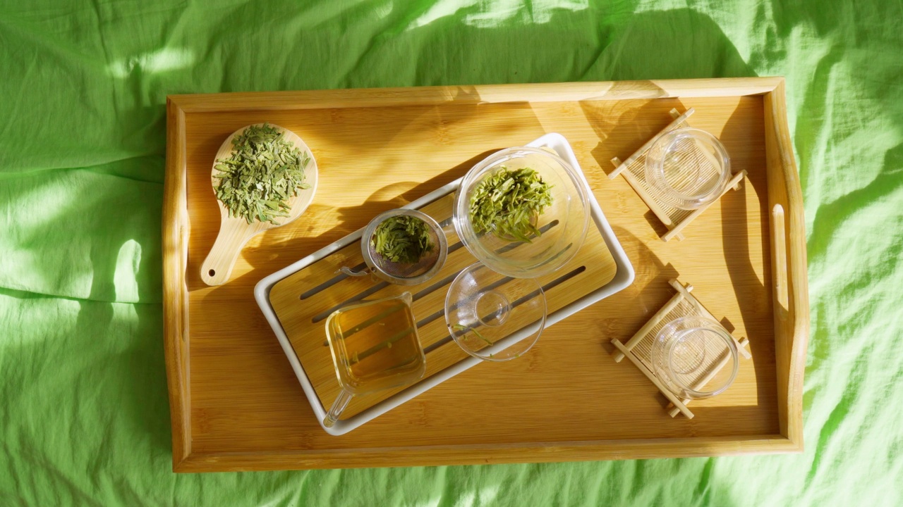 绿茶盘上，清晨茶道。从以上观点。来自自然的有机产品，传统风格的健康