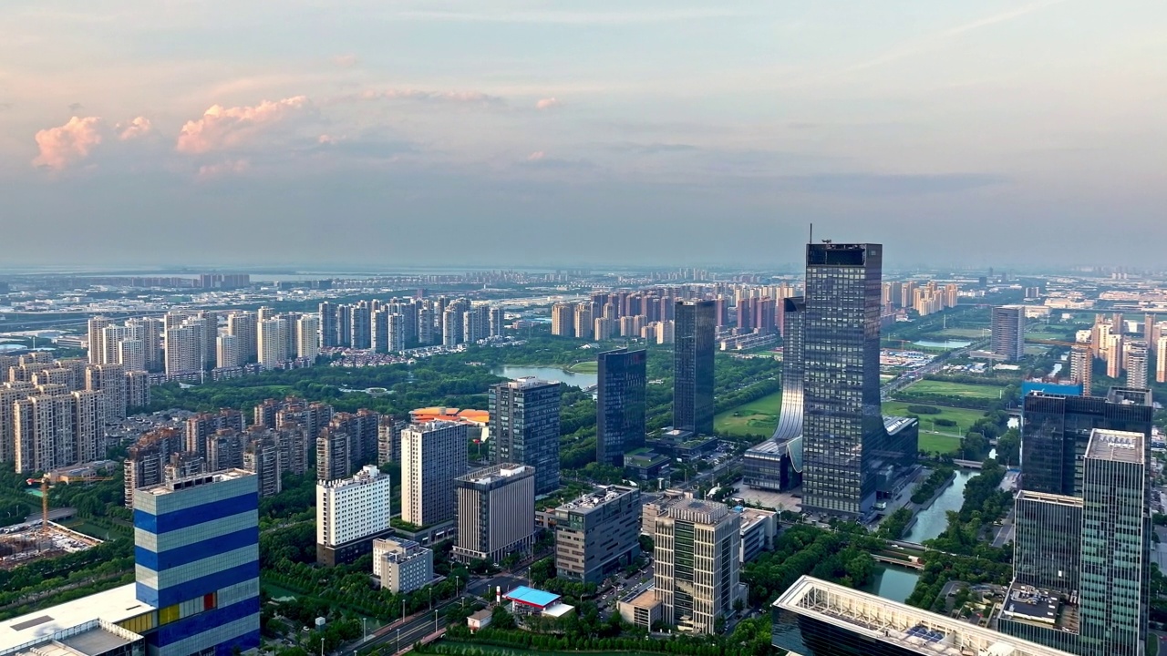 鸟瞰苏州城市天际线和建筑