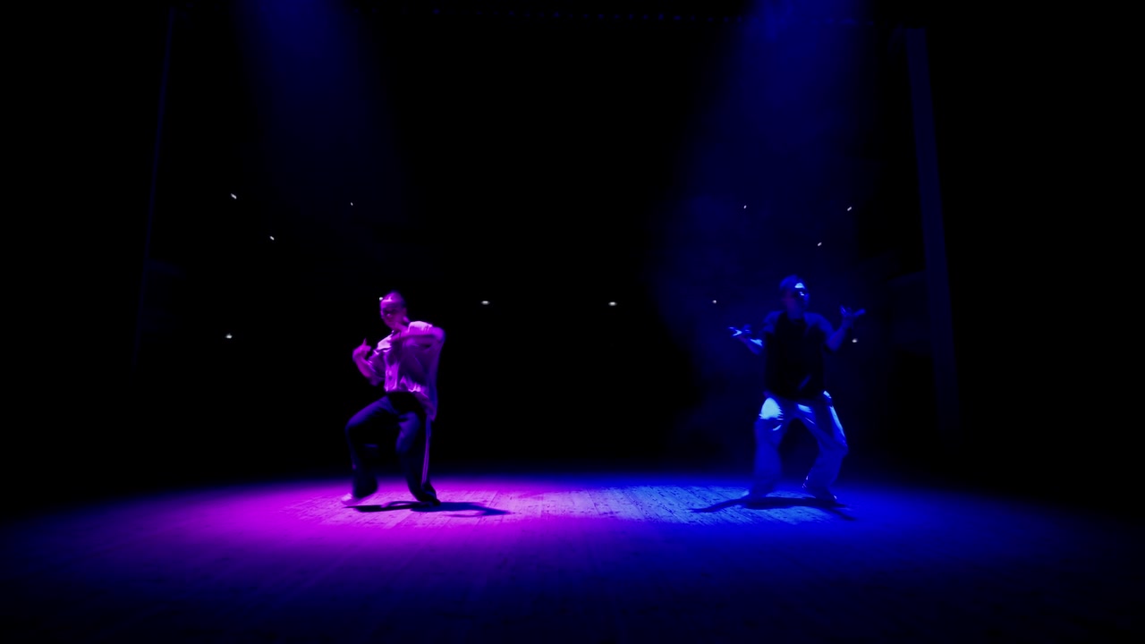 詳情圖-舞臺(tái)上的街舞表演，兩位少年正在積極地跳舞，現(xiàn)代舞風(fēng)格