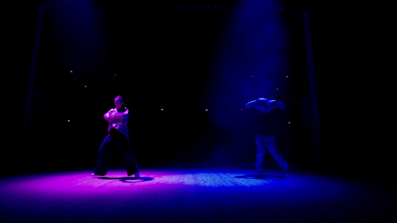 詳情圖-舞臺(tái)上的街舞表演，兩位少年正在積極地跳舞，現(xiàn)代舞風(fēng)格