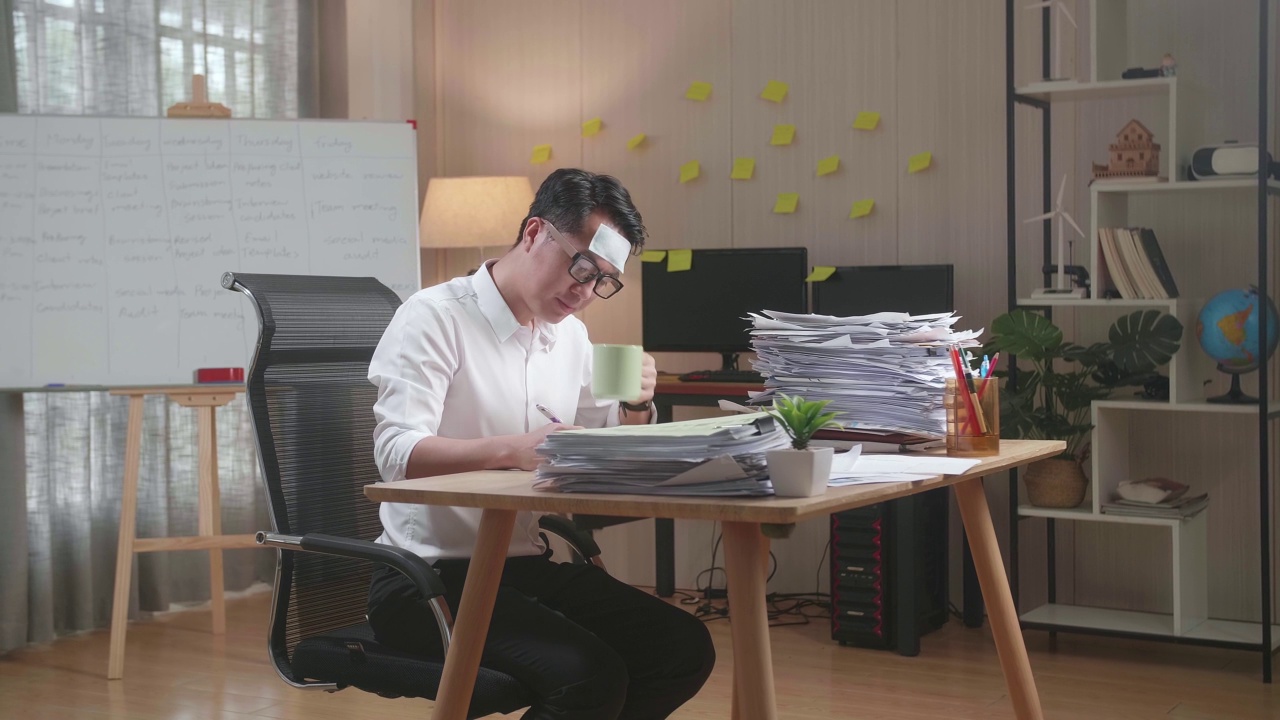 詳情圖-生病的亞洲人一邊喝水，一邊在辦公室努力處理文件