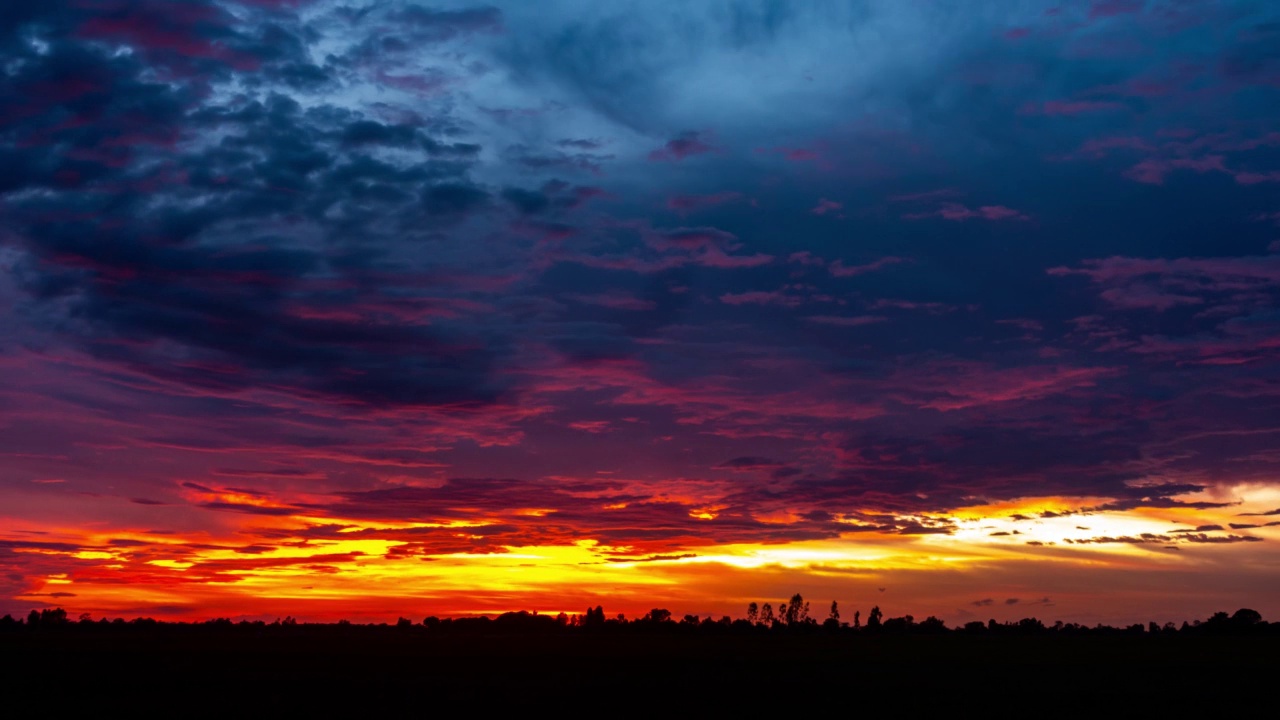 詳情圖-4K生動美麗的夕陽陽光以上夏季景觀縣田野。夕陽的陽光照耀在風景之上。鄉(xiāng)村稻田時間流逝時間流逝。