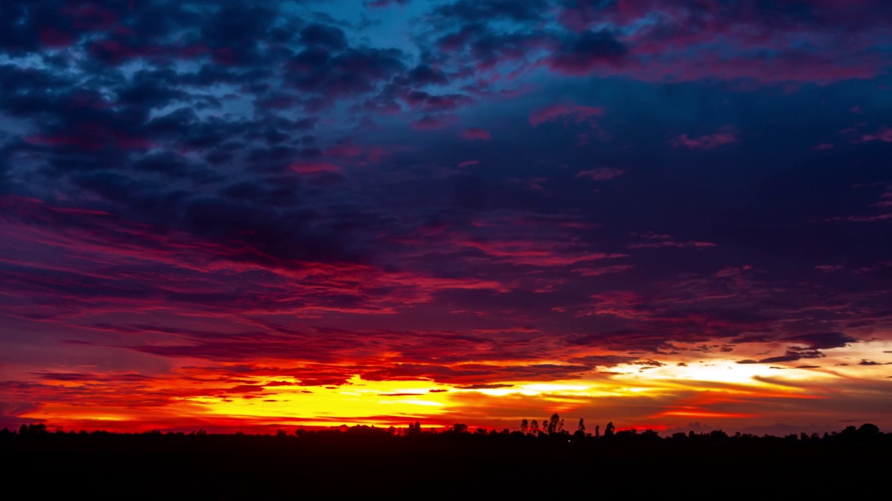 詳情圖-4K生動美麗的夕陽陽光以上夏季景觀縣田野。夕陽的陽光照耀在風景之上。鄉(xiāng)村稻田時間流逝時間流逝。