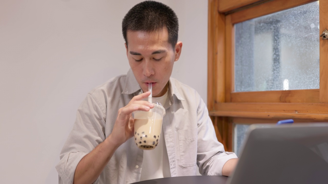 详情图-男人喝珍珠奶茶