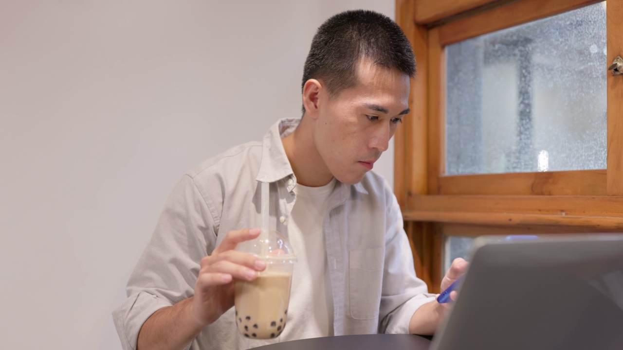 详情图-男人喝珍珠奶茶