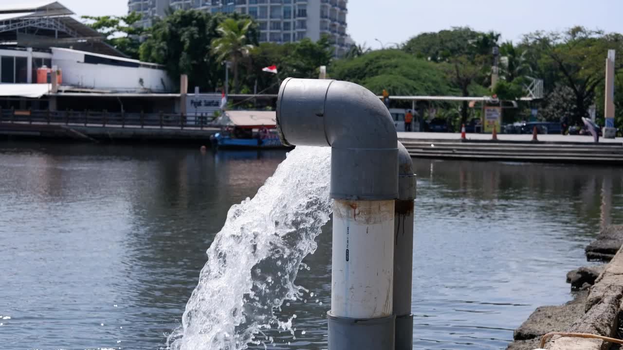 污水从水管流向大海，废水管理，水管理。