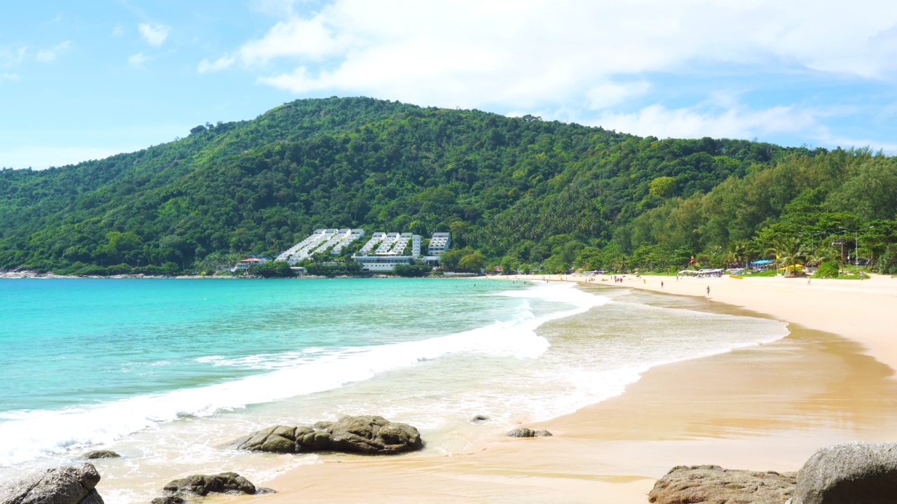 风景，海滩，蓝色的大海，天空和云，日光，夏天。浪沙白沫自然溅岸晴。