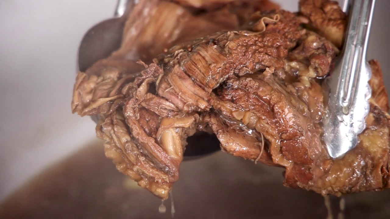 大麻红烧牛肉和牛筋，香料和大麻红烧牛肉