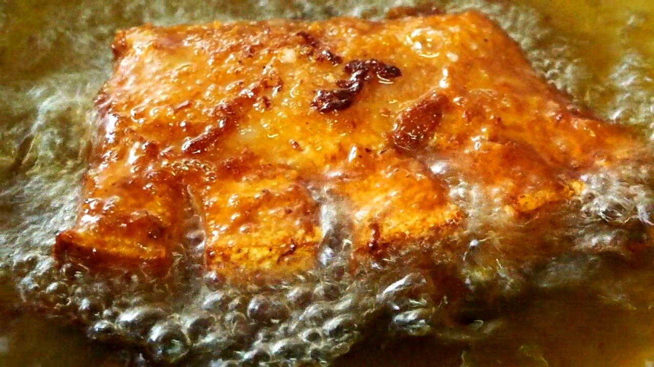 在锅里煎五花肉