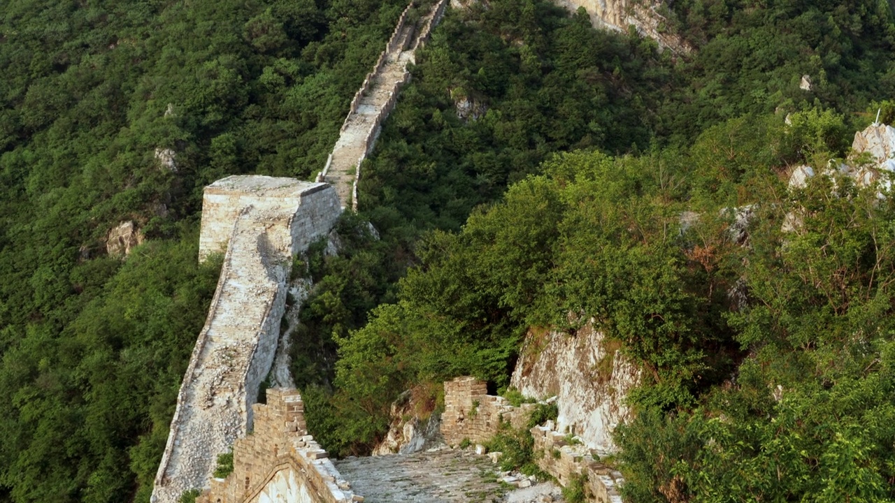 倾斜镜头显示遥远的中国长城剑口段靠近北京，中国