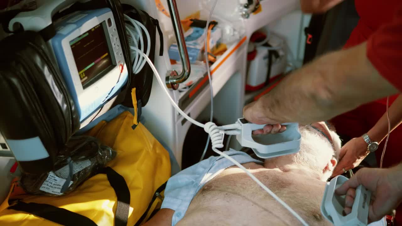 医疗队在救护车上对病人使用除颤器