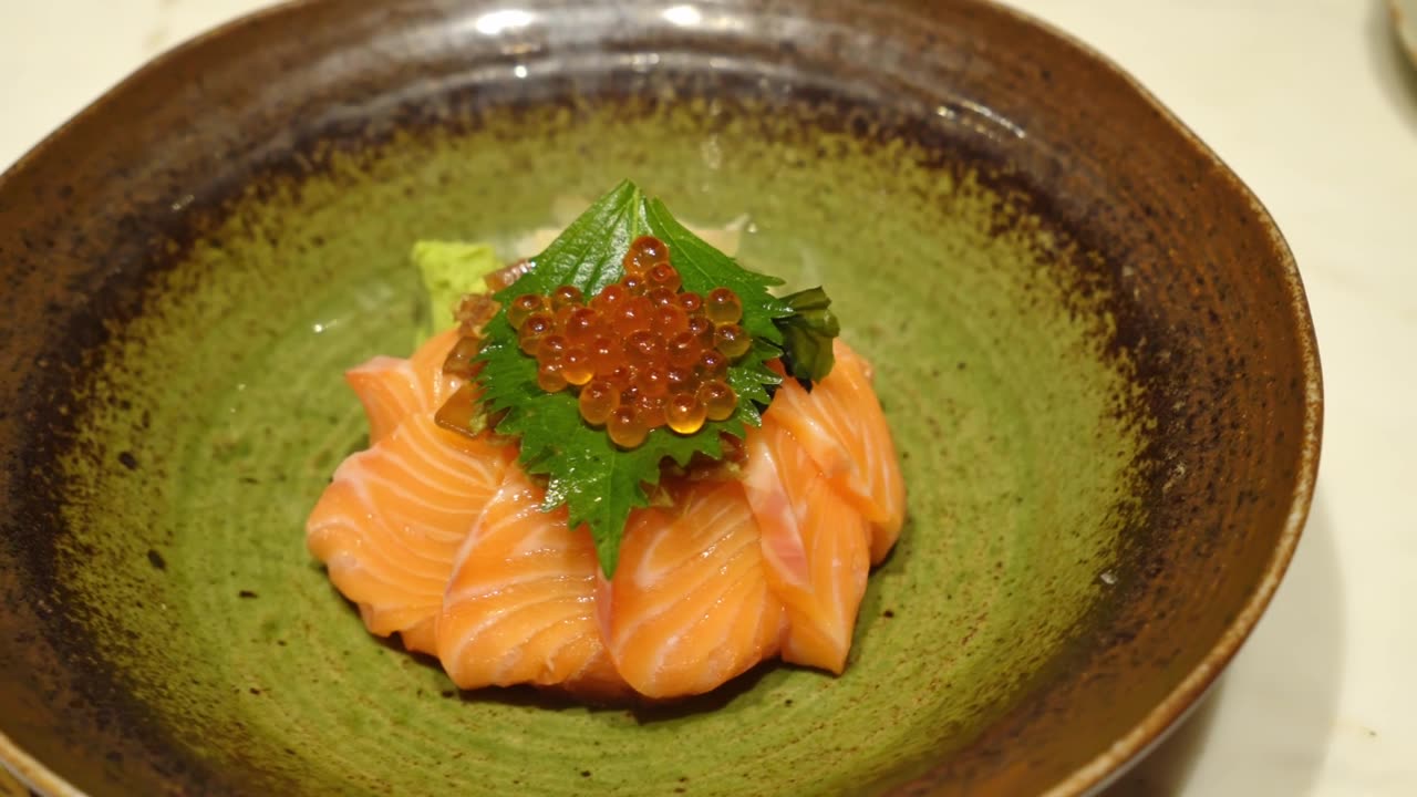 詳情圖-日本食物生三文魚飯，上面有伊倉子。碗新鮮鮭魚，紅魚子醬谷物和米飯。健康食品。豪華開胃菜在餐廳。準備為廣告服務(wù)