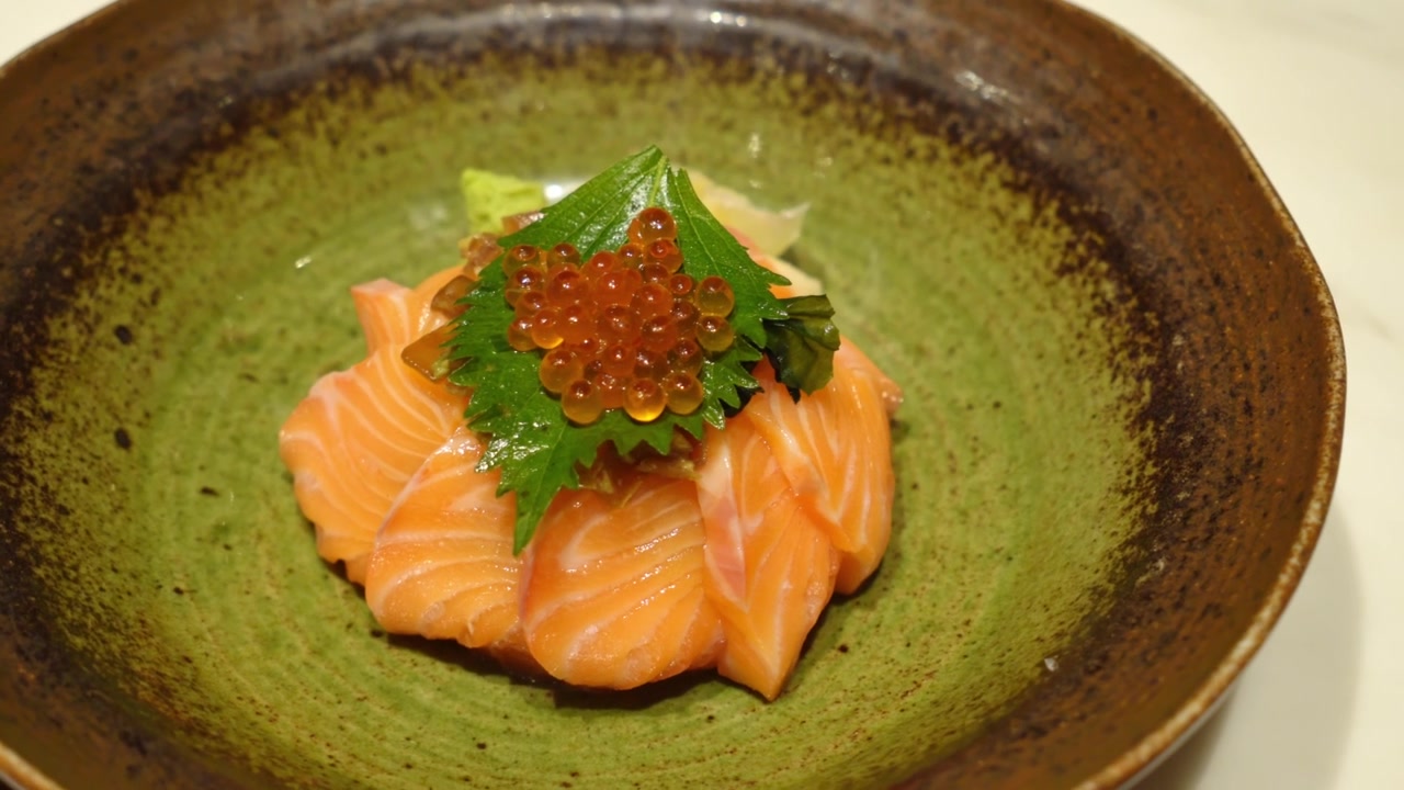 詳情圖-日本食物生三文魚飯，上面有伊倉子。碗新鮮鮭魚，紅魚子醬谷物和米飯。健康食品。豪華開胃菜在餐廳。準備為廣告服務(wù)