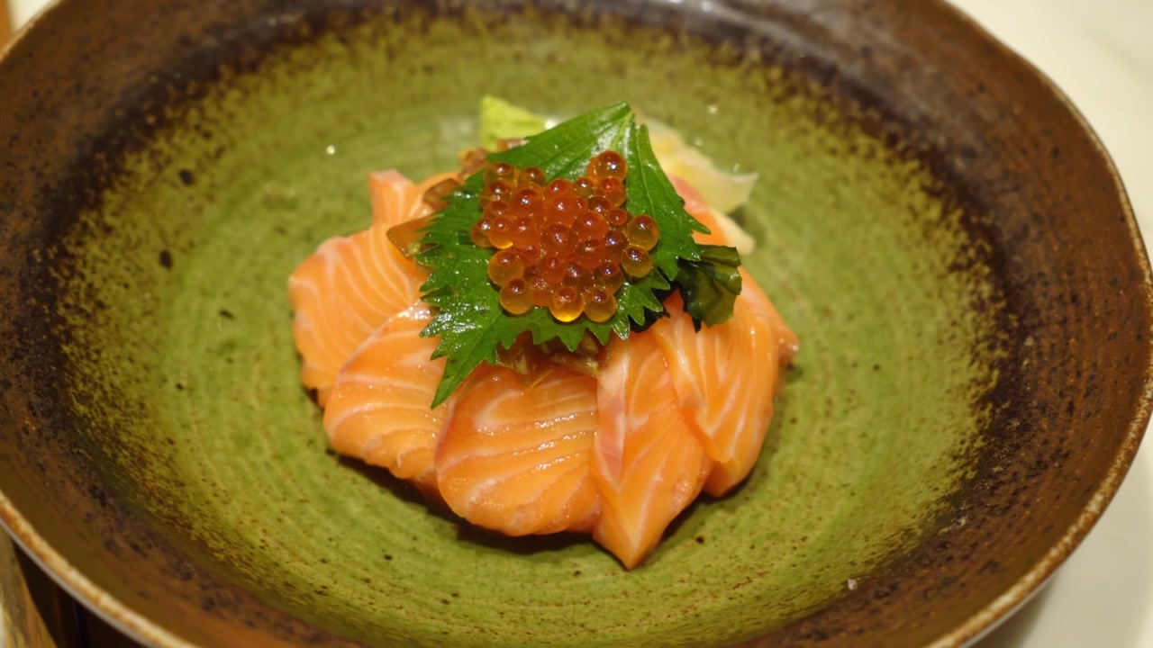 詳情圖-日本食物生三文魚飯，上面有伊倉子。碗新鮮鮭魚，紅魚子醬谷物和米飯。健康食品。豪華開胃菜在餐廳。準備為廣告服務(wù)