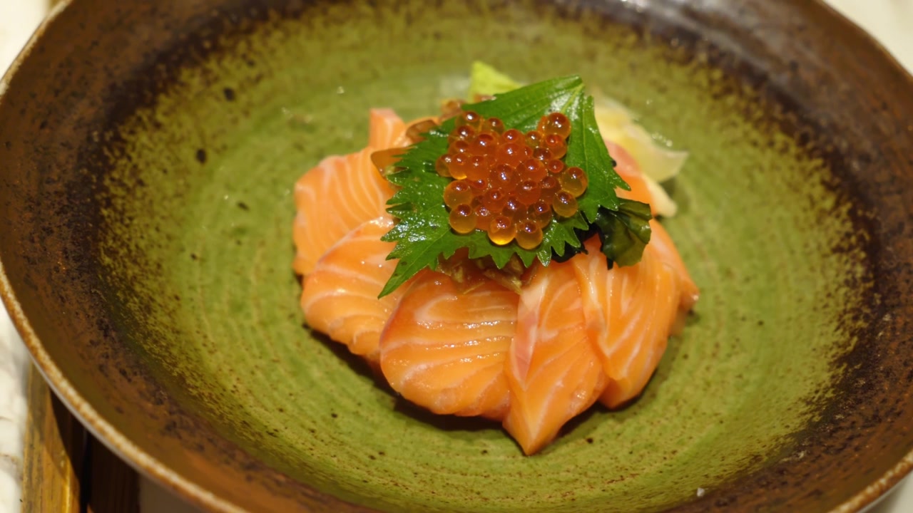詳情圖-日本食物生三文魚飯，上面有伊倉子。碗新鮮鮭魚，紅魚子醬谷物和米飯。健康食品。豪華開胃菜在餐廳。準備為廣告服務(wù)