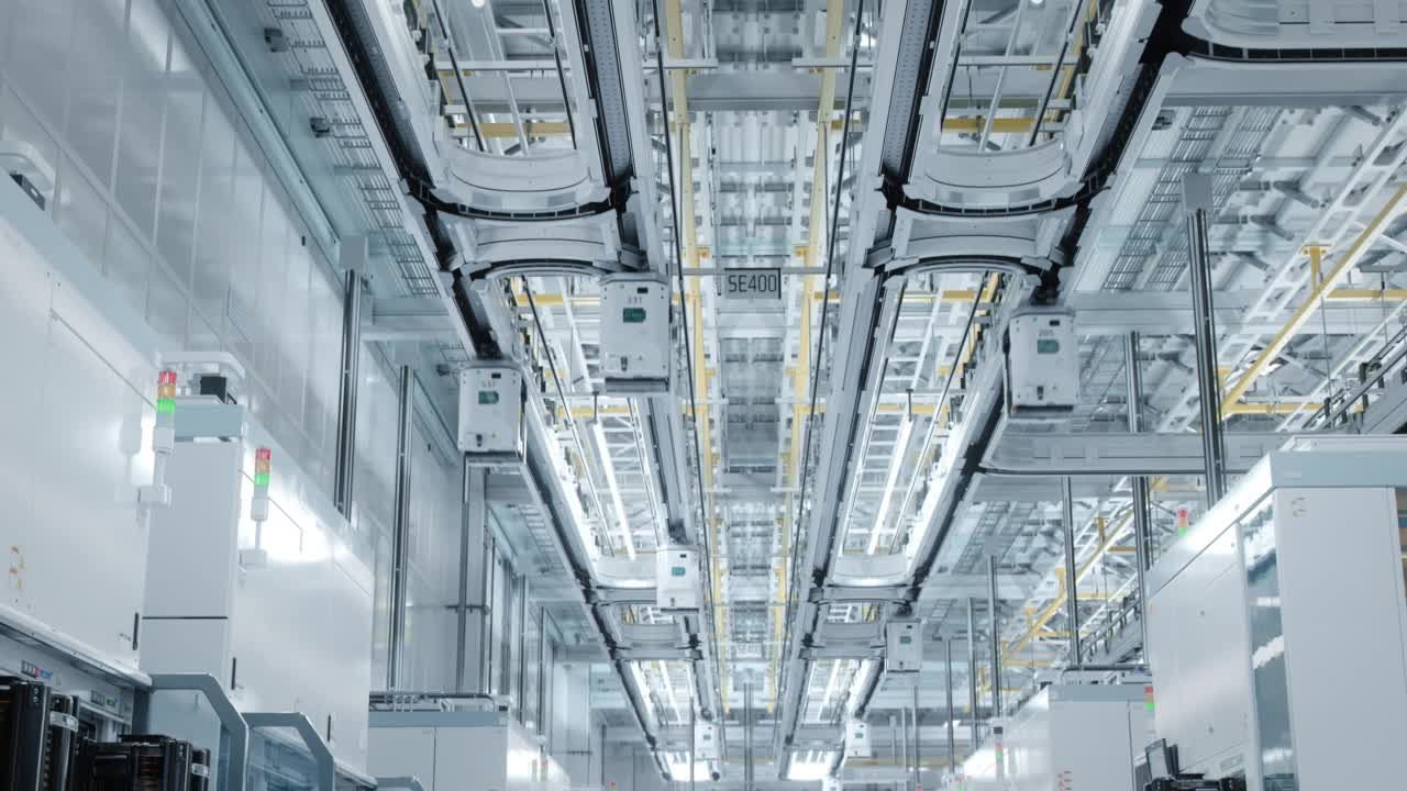 宽镜头内光明先进半导体生产车间洁净室与自动架空晶圆转移系统