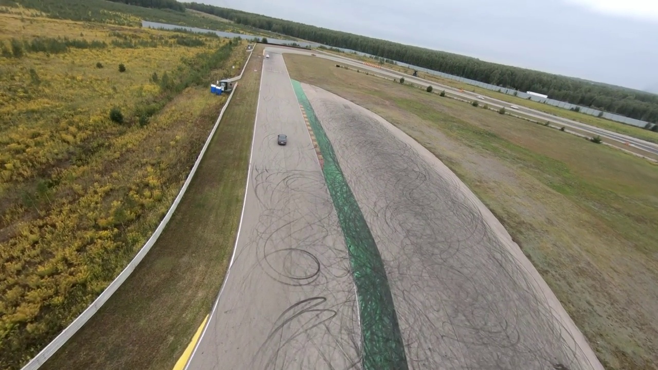 航拍的赛道比赛沥青赛道，FPV