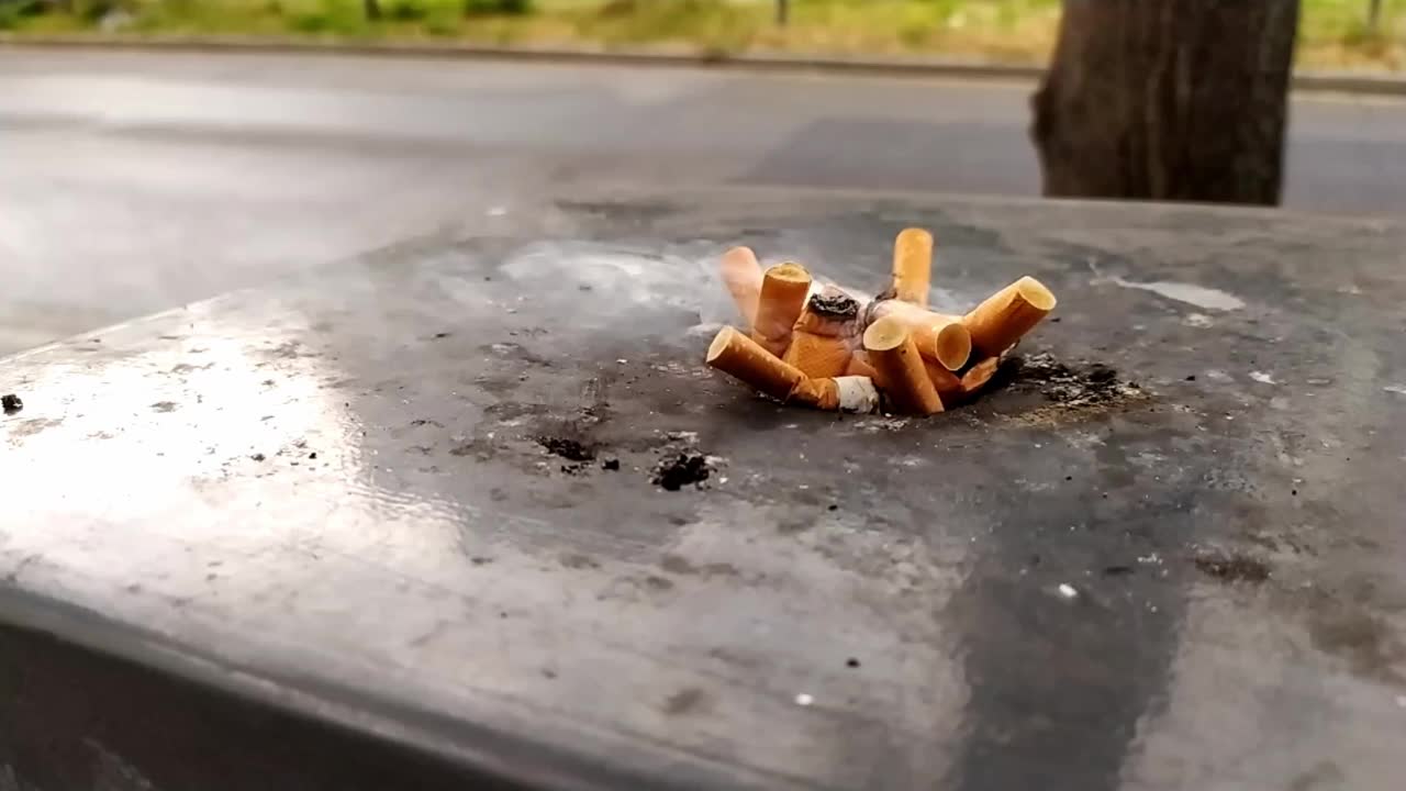 烟灰缸用烟头吸烟表明燃烧烟灰缸对肺癌健康的危害是烟瘾者吸烟的不良习惯和有毒尼古丁成瘾是不健康的生活方式和健康风险