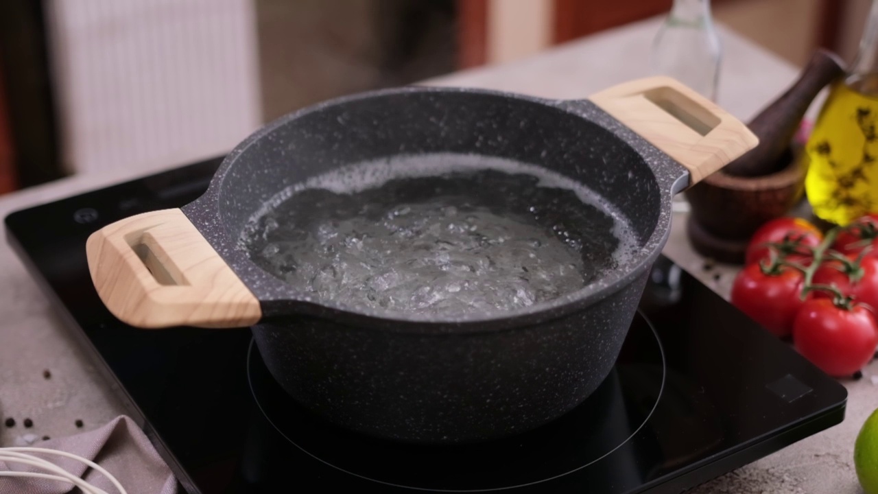 家庭厨房电磁炉上的锅里烧开的水