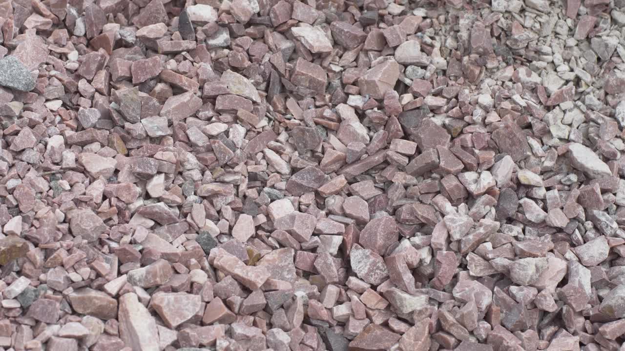 石英碎石酒红色的石头近看，很可爱。