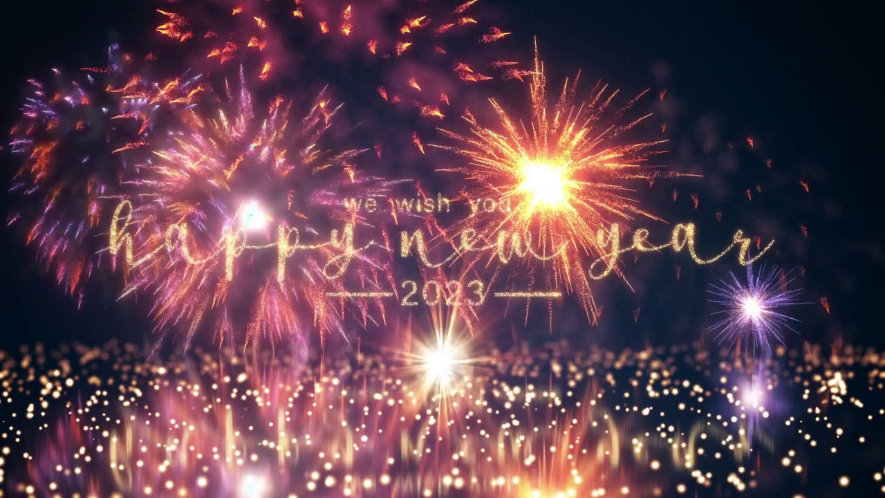循环2023圣诞快乐和新年快乐新年问候文字庆祝与反思和烟花电影标题。抽象节日复古彩色烟花在黑色的夜空。美丽的字体魔术设计与金色的闪闪发光的粒子。