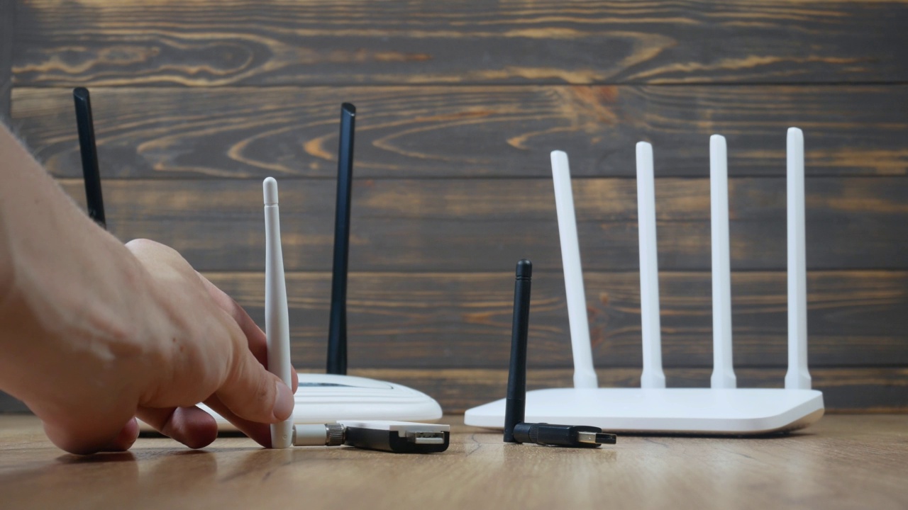 人们选择不同类型的Wi-Fi路由器，现代和旧技术。无线以太网连接信号。USB Wifi接收器无线网卡。高速天线Wifi适配器。