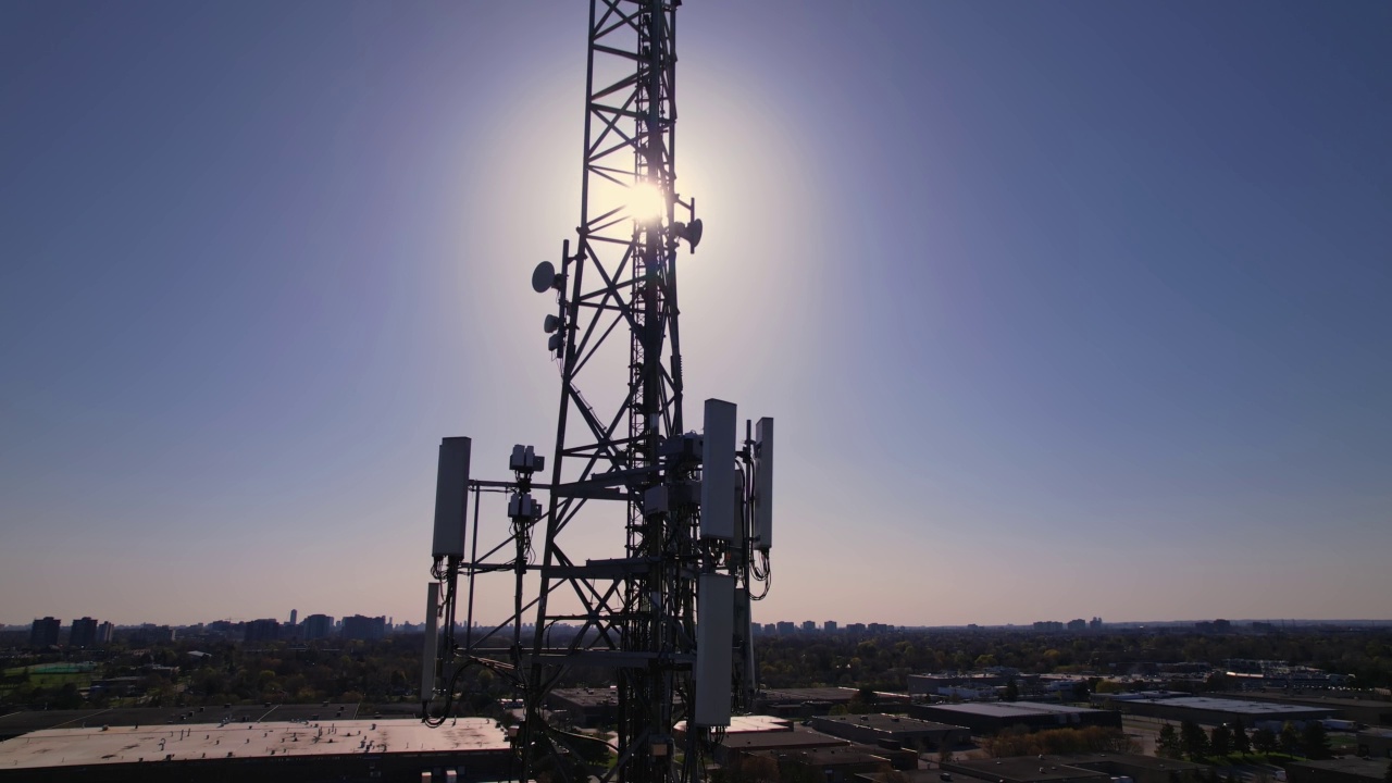 详情图-用于信号广播的电信塔,gsm,,3g,,4g和5g蜂窝网络和移动数据的天线。周围的风景在黄金时间的晚上与太阳泄漏。电话和互联网连接