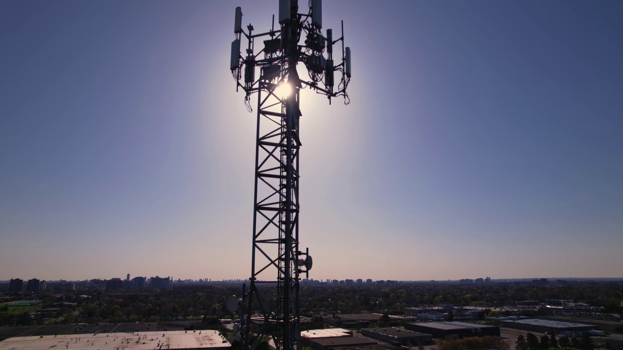 详情图-用于信号广播的电信塔,gsm,,3g,,4g和5g蜂窝网络和移动数据的天线。周围的风景在黄金时间的晚上与太阳泄漏。电话和互联网连接