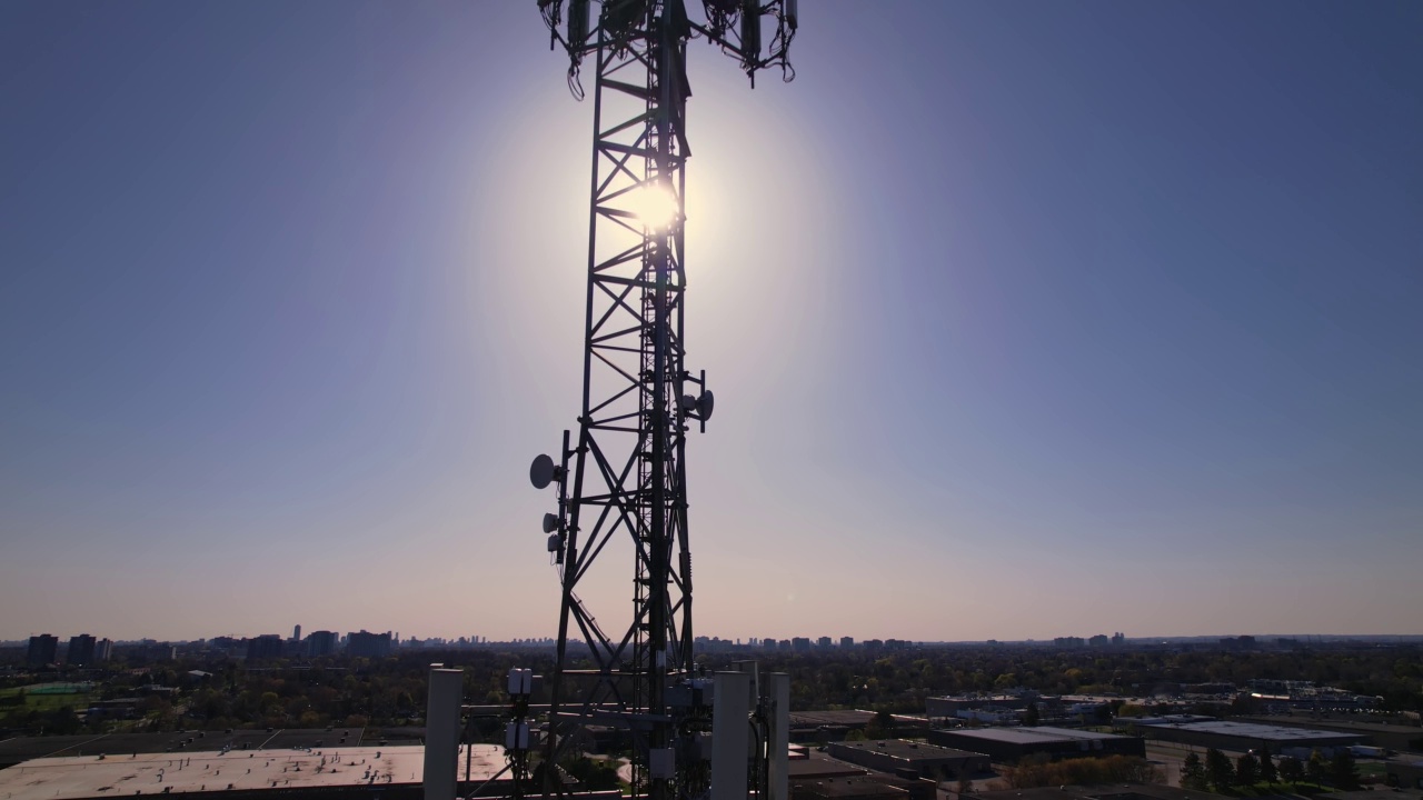 详情图-用于信号广播的电信塔,gsm,,3g,,4g和5g蜂窝网络和移动数据的天线。周围的风景在黄金时间的晚上与太阳泄漏。电话和互联网连接