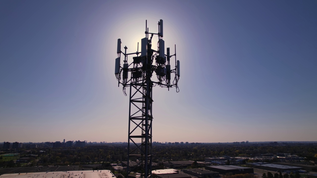 详情图-用于信号广播的电信塔,gsm,,3g,,4g和5g蜂窝网络和移动数据的天线。周围的风景在黄金时间的晚上与太阳泄漏。电话和互联网连接
