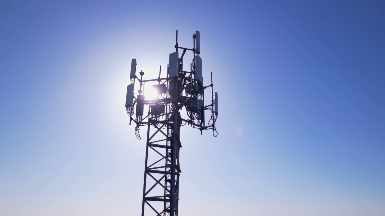 详情图-用于信号广播的电信塔,gsm,,3g,,4g和5g蜂窝网络和移动数据的天线。周围的风景在黄金时间的晚上与太阳泄漏。电话和互联网连接