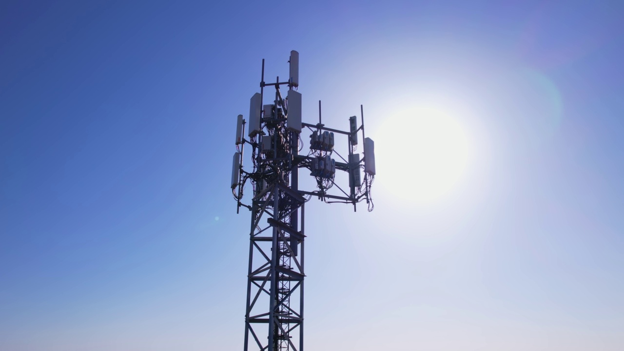 详情图-用于信号广播的电信塔,gsm,,3g,,4g和5g蜂窝网络和移动数据的天线。周围的风景在黄金时间的晚上与太阳泄漏。电话和互联网连接